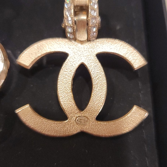 💥SOLD @ GET_YOUR_LUXE_ON💥CHANEL crystal earrings - Picture 9 of 14